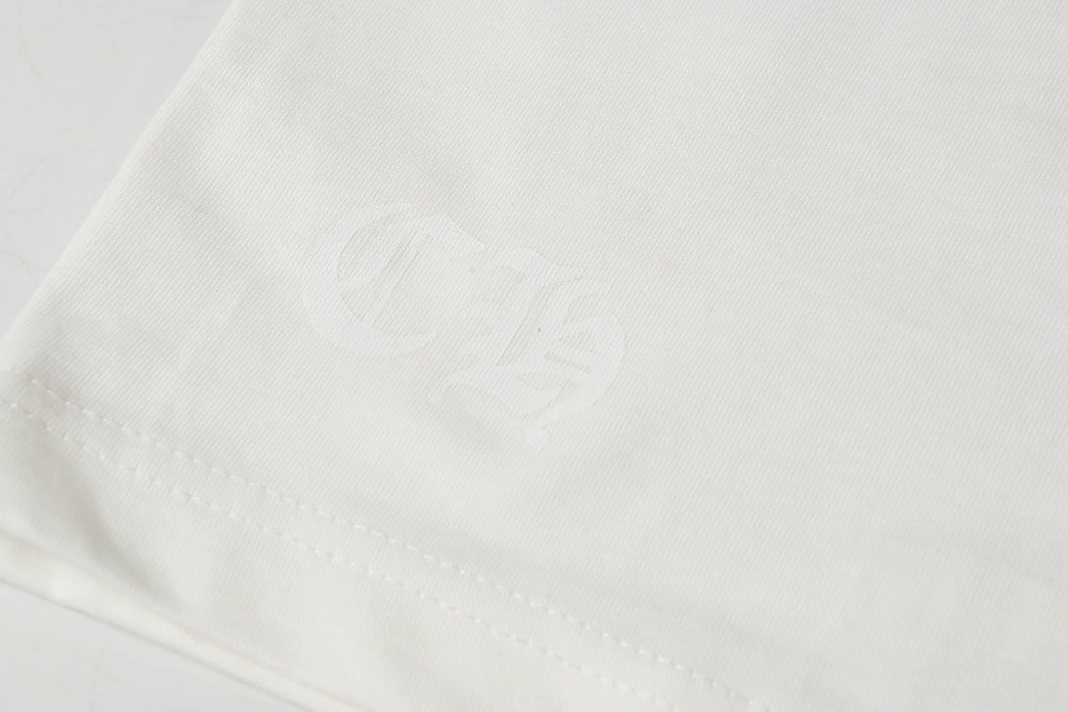 🅿️170 Chrome hearte/Chrome heart ch 25ss early spring Sanskrit horseshoe print short-sleeved T-shirt. A must-have item for daily commuting for men and women in light luxury. The correct version is welcome to compare. Detailed features: ·280g 100% cotton double yarn jersey fabric. ·Custom-dyed in the same cylinder, special thickened 32 pieces double-strand 1x1 thread. ·Double-needle cross-stitch technology. ·Original main mark washed tag. Color: black white. Size: XS-L